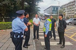 阿诺德下场在替补席仰天长叹，随后用球衣蒙住头